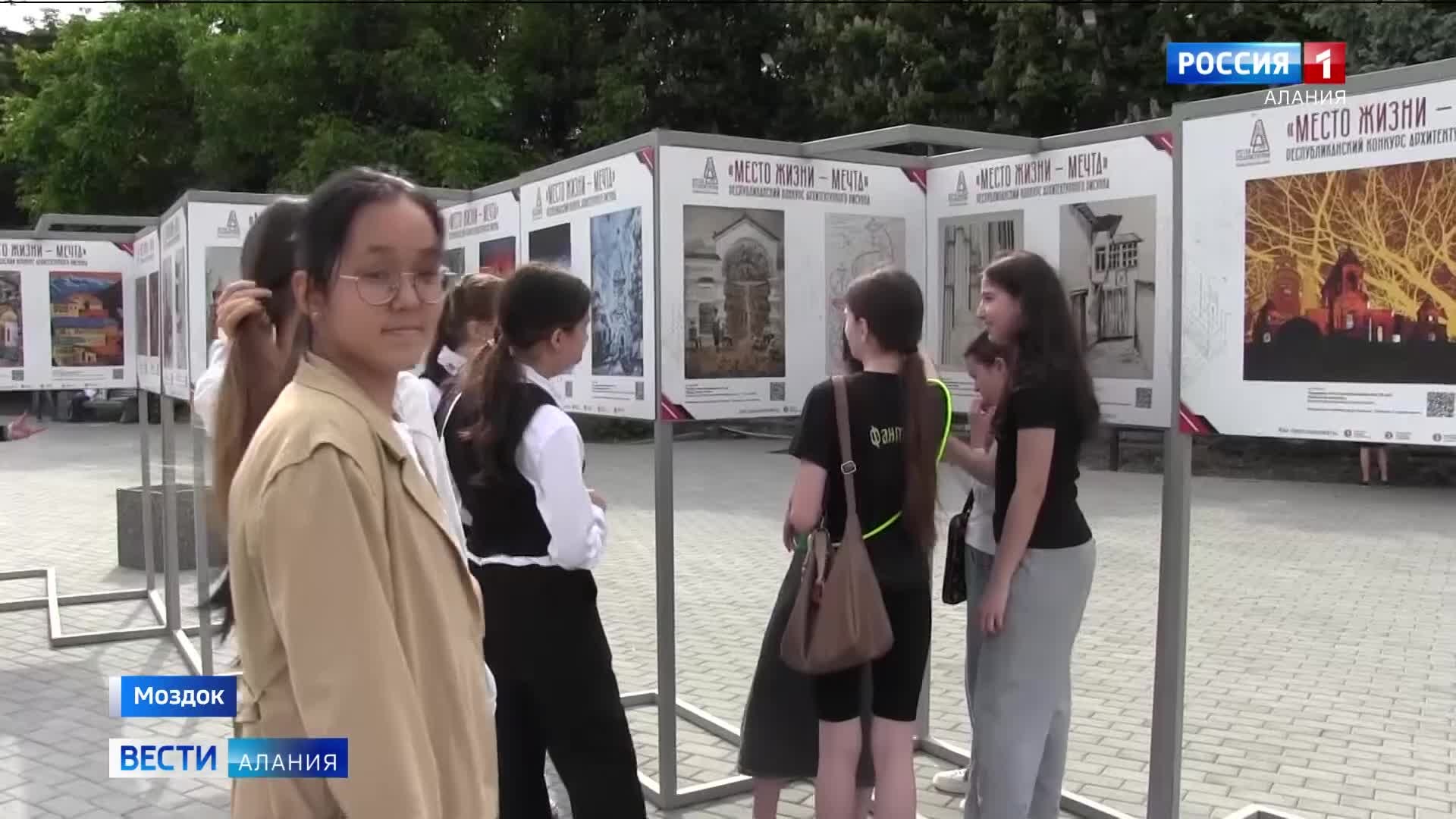 В Моздоке завершилось зрительское голосование за конкурсные работы на передвижной выставке "Место жизни – мечта"
