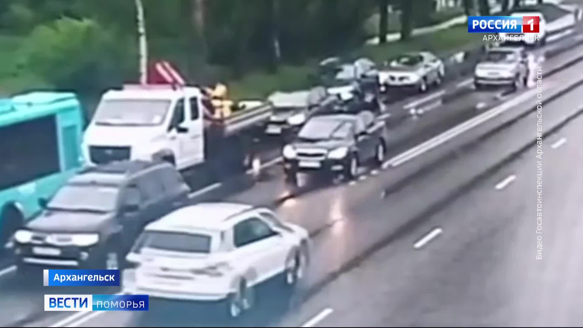 Двое пешеходов оказались сегодня под колёсами автомобилей