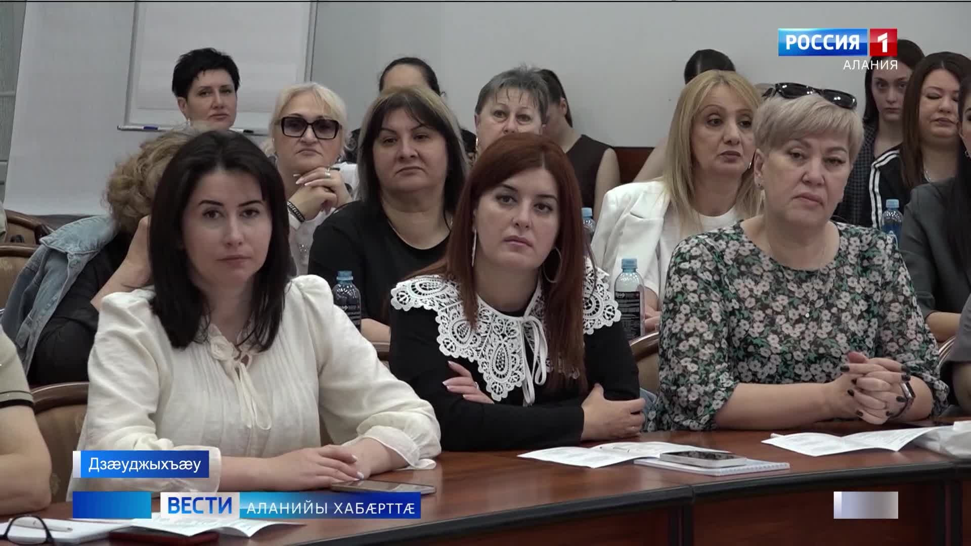 Республикæйы æвзарæн къамисы æмæ уæрæсейаг æхсæнад "Знание"-йы рухстауæн проектты цикл æххæст кæнгæйæ, æвзарæн къамисы кусджытæн арæзт æрцыд лектортимæ фембæлд