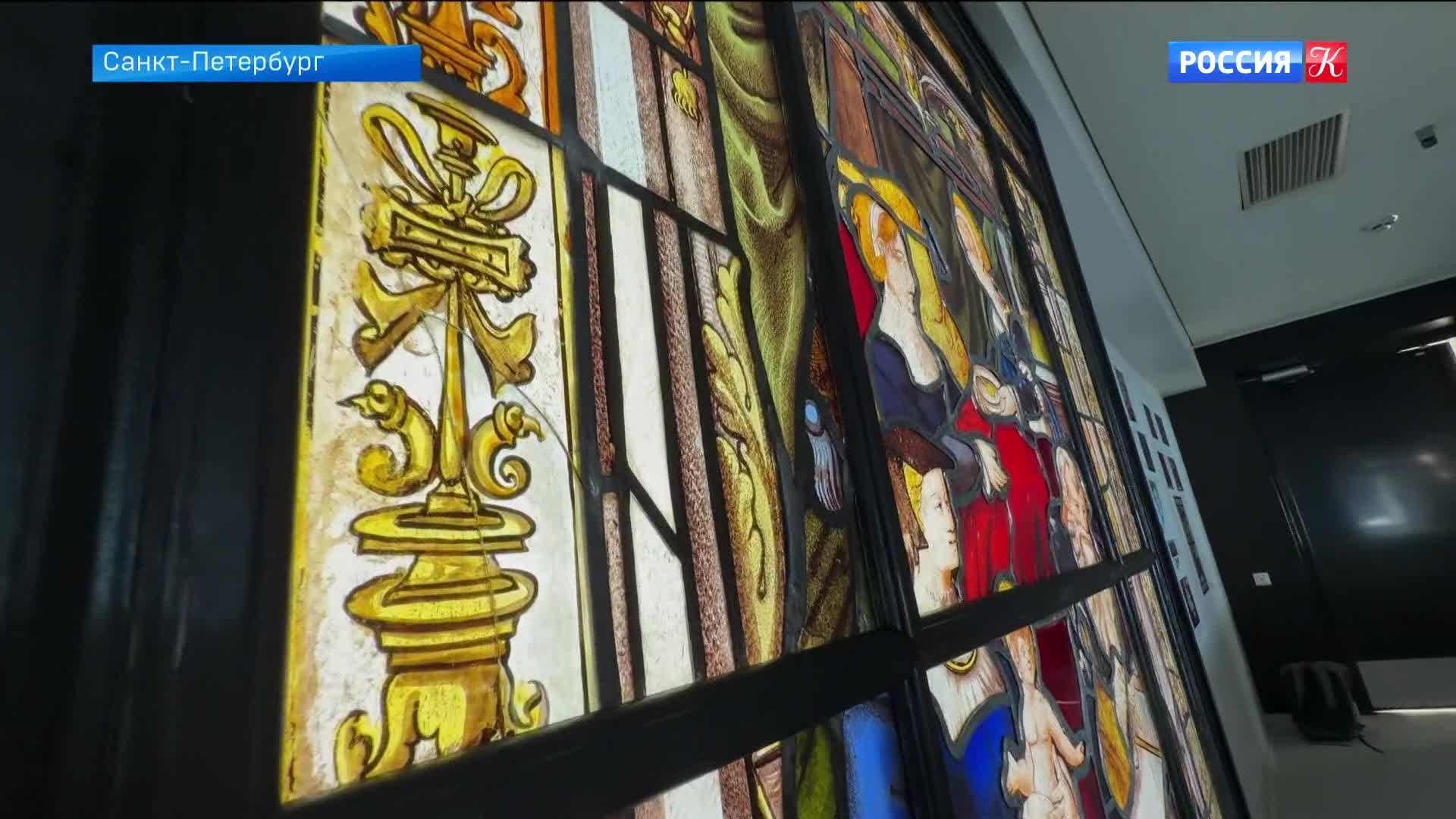 Отреставрированный витраж "Рождение Иоанна Крестителя" представили в Эрмитаже