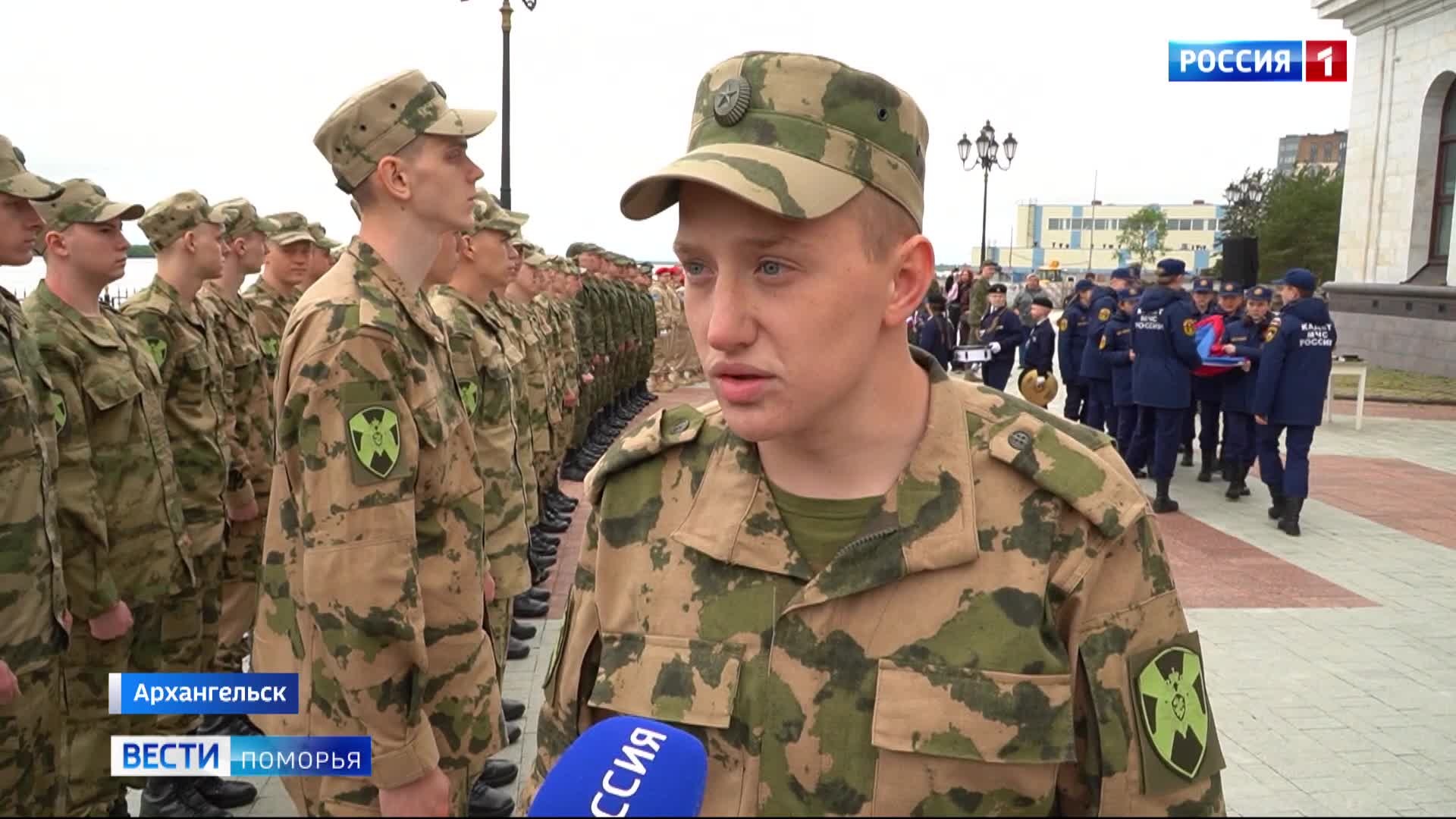 Более 40 новобранцев Поморья сегодня впервые отправились на срочную службу от Михаило-Архангельского кафедрального собора