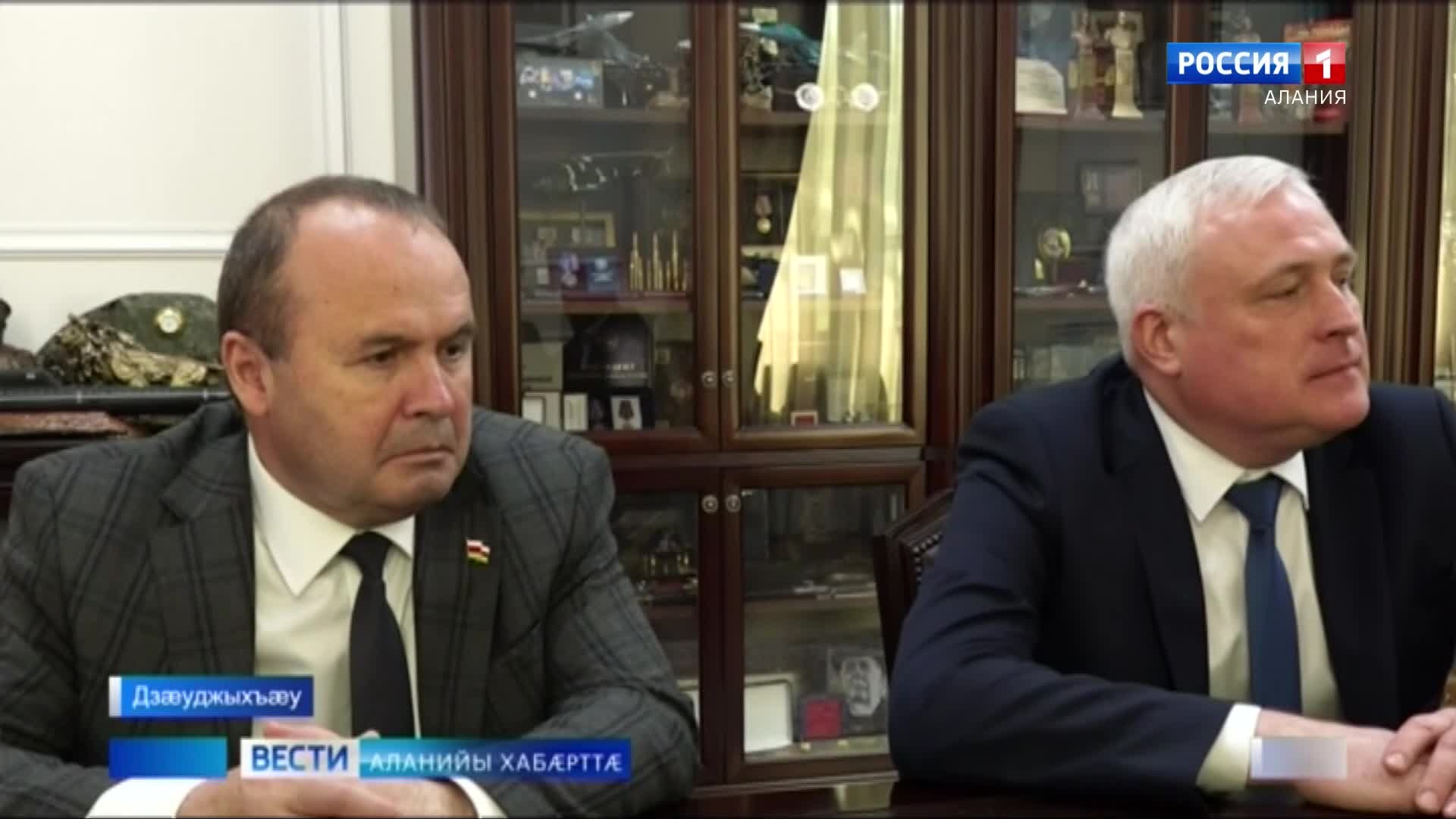 Сергей Меняйлойæн кусæг фембæлд уыд Уæрæсейы Федералон архивон агентады разамонæджы хæдивæг Андреем Юрасовимæ