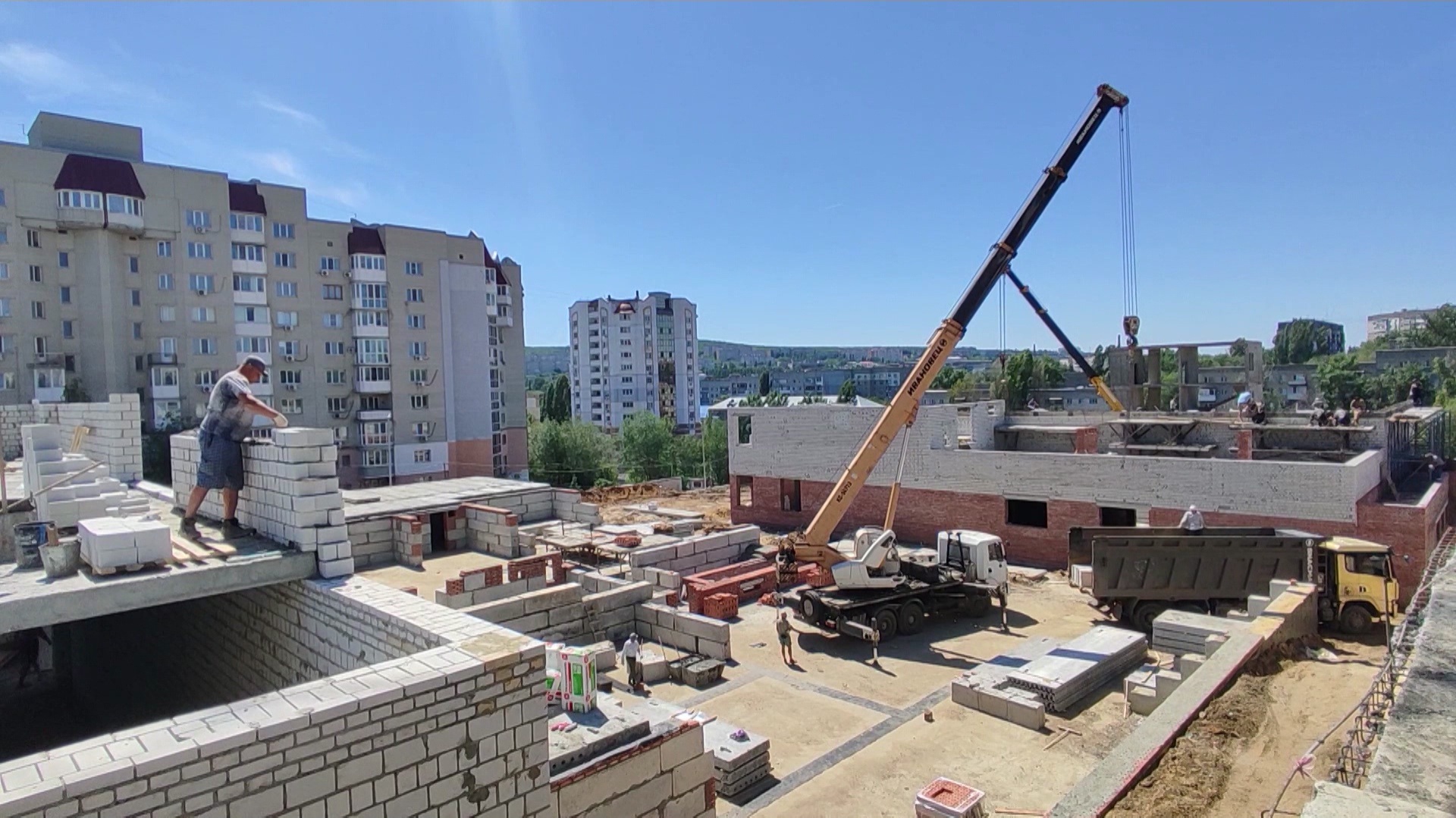 Новая школа на 1100 мест в Саратове: решение проблемы переполненных классов