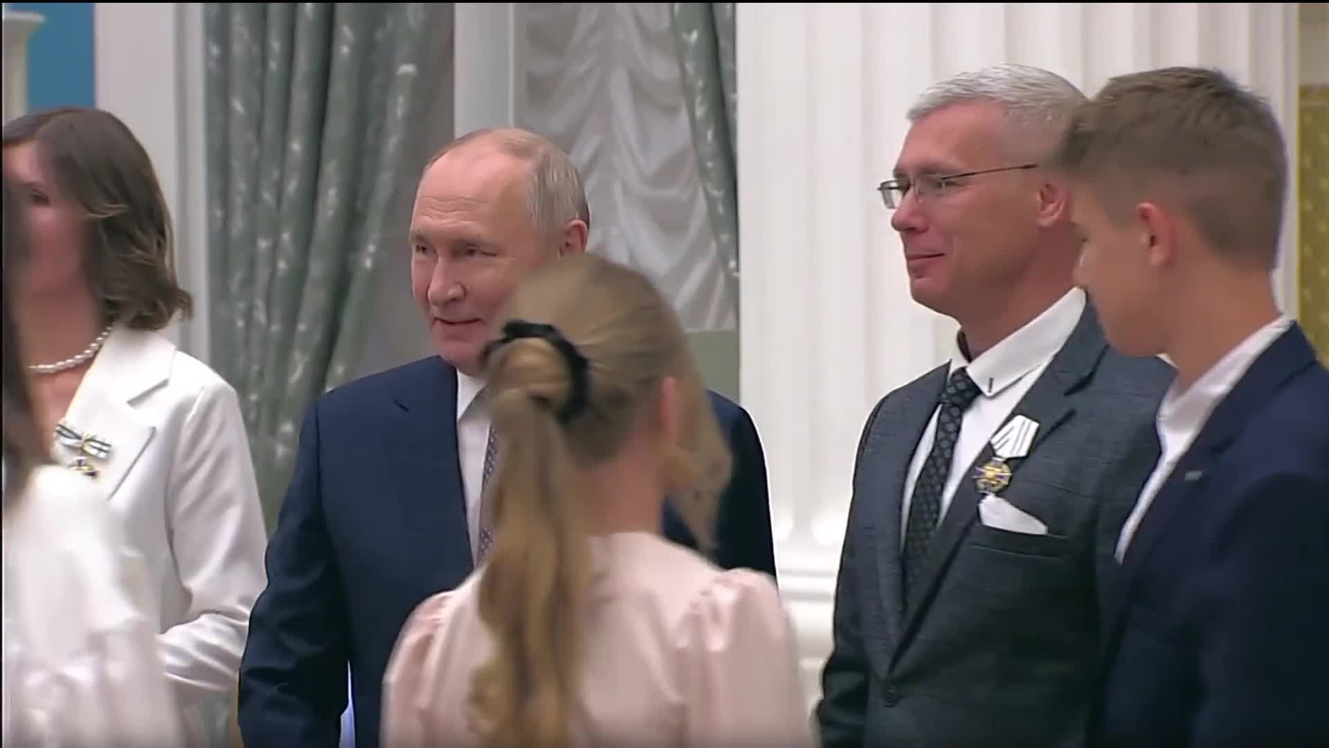 Президент Владимир Путин вручил Орден "Родительская слава" тюменской семье Власовых