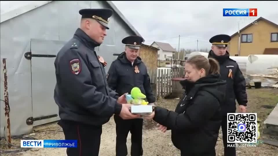 Министр внутренних дел России Владимир Колокольцев принял решение наградить сотрудников полиции, которые спасли малышей из горящих домов