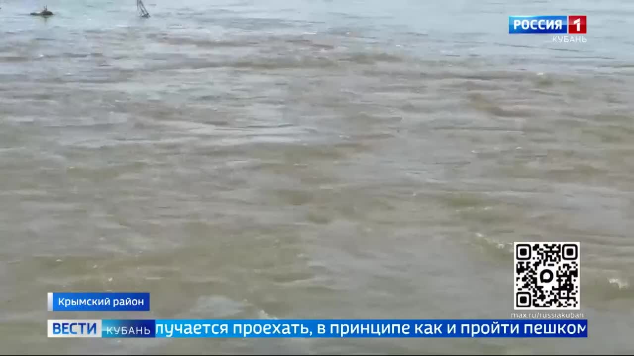 Проезжую часть и поля затопило в Крымском районе