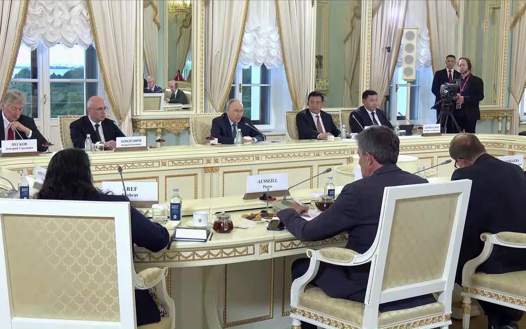 Путин предлагает Евросоюзу способствовать мирному урегулированию в Украине через компромиссы.