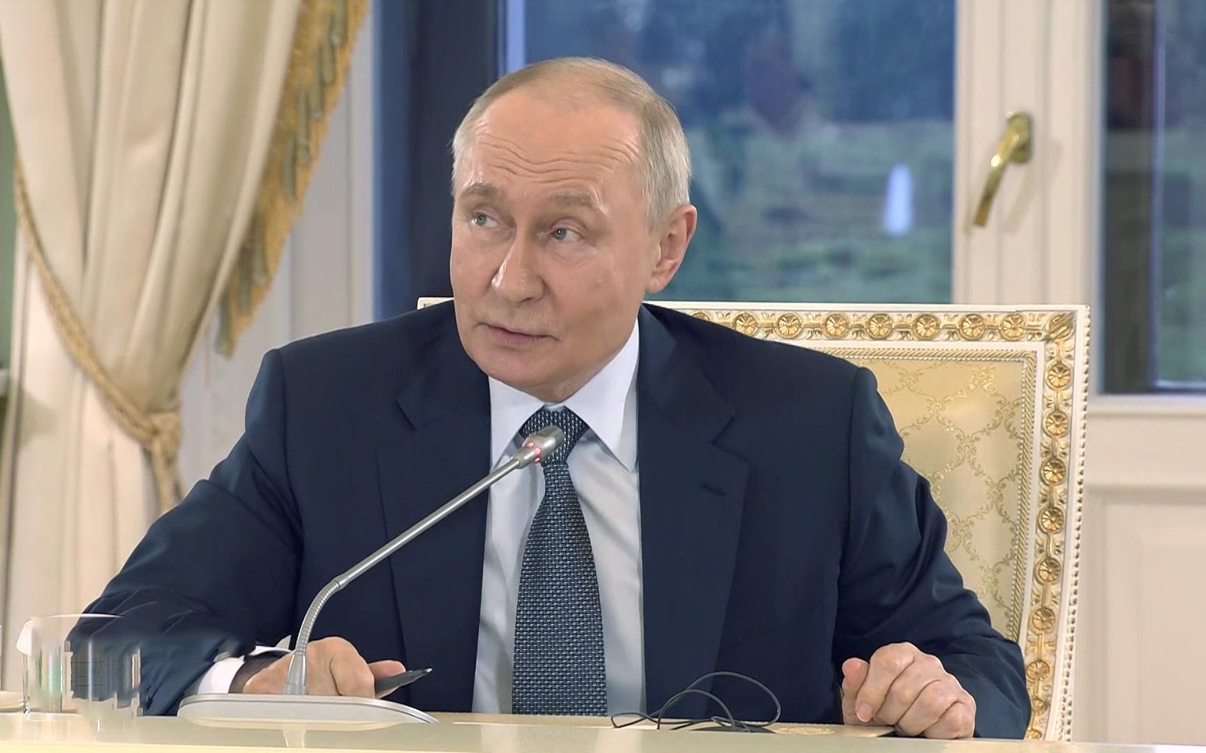 Владимир Путин обсудил ситуацию в зоне СВО на Петербургском экономическом форуме.