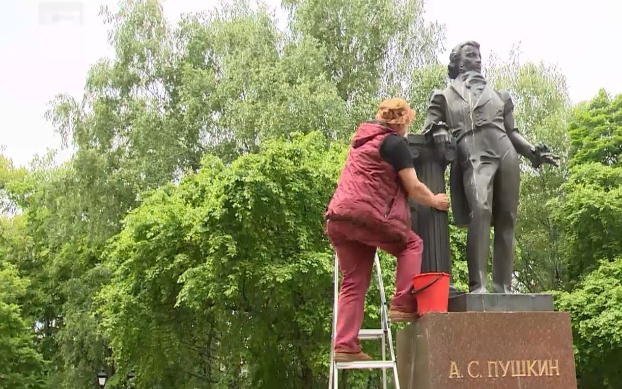 Йошкаролинцы Сергей Лялин и его внук Лев отмыли памятник Александру Сергеевичу Пушкину