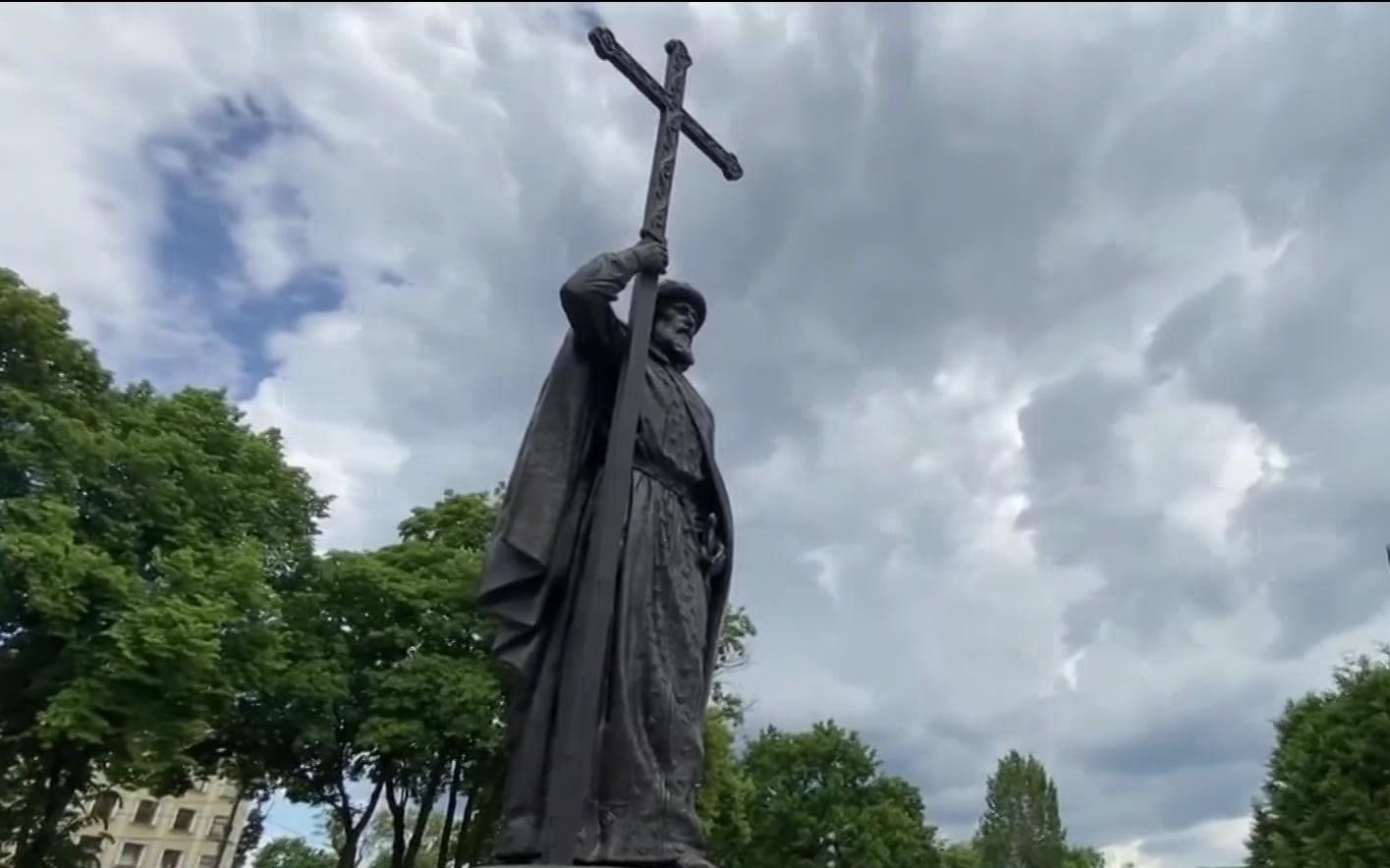 Патриарх Кирилл освятил памятник князю Владимиру в Калининграде