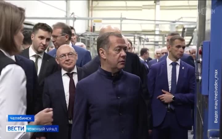 Дмитрий Медведев вручил предприятию из Челябинска Орден Почета