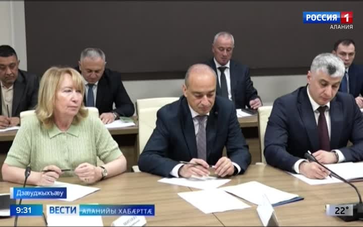 Республикæйы донивылдтыты ныхмæ цы куыстытæ конд æрцыд æрвылкъуырион аппаратон æмбырды радзырдта цæрæнуæтты-коммуналон хæдзарады министр Хъараты Тимур