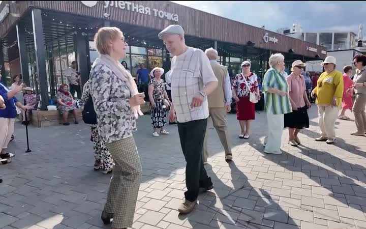 Танцевальные вечера на открытой площадке проходят в центре Тюмени
