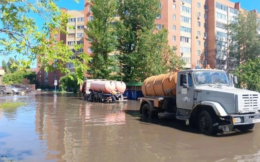 Откачка воды ведется на тюменских улицах после мощного ливня