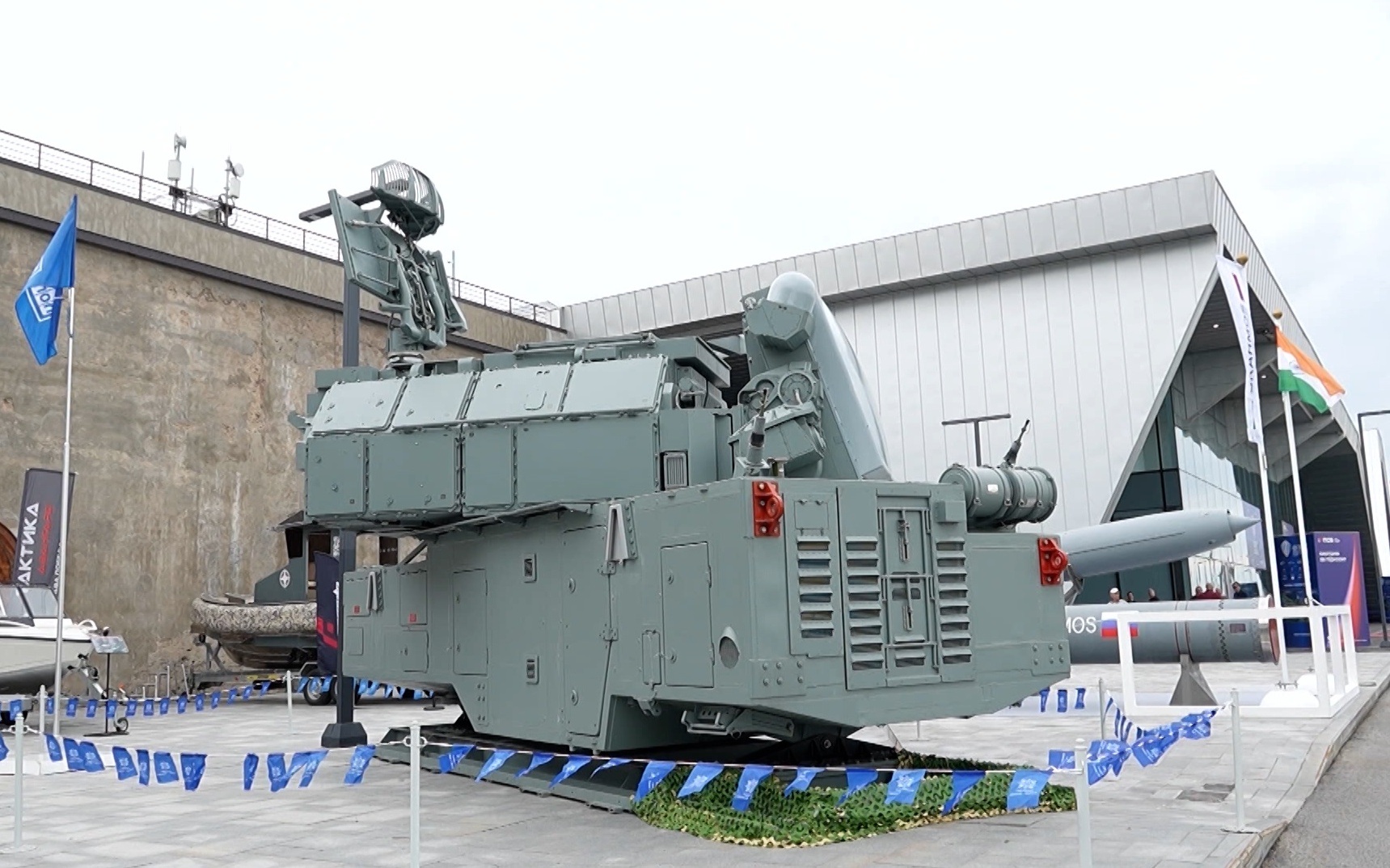 В Петербурге проходит военно-морской салон "Флот-2026"