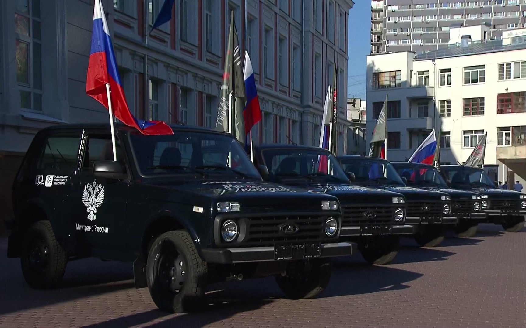 Минтранс и Народный Фронт передали бойцам 19 внедорожников