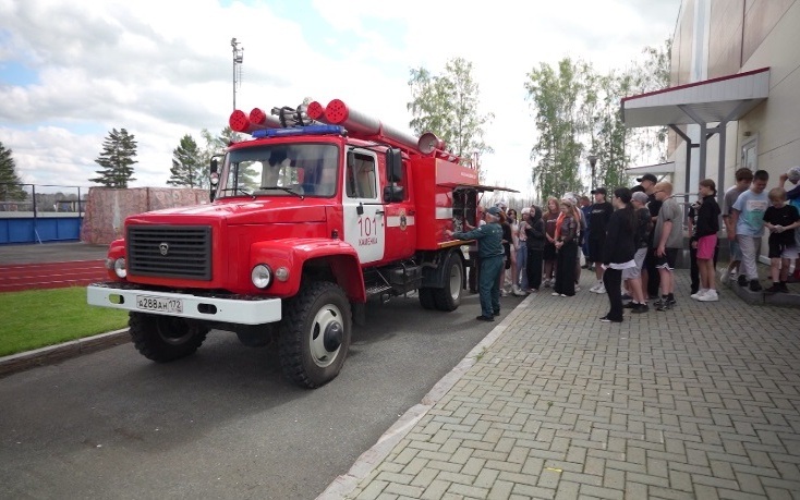 Правила пожарной безопасности повторили с воспитанниками тюменского лагеря