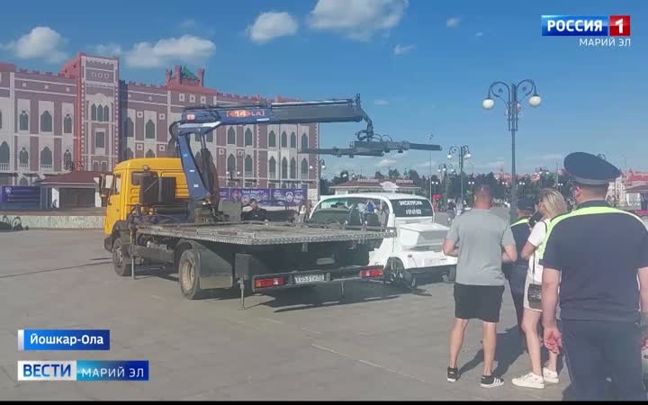 Автоинспекторы эвакуируют гольф-кары с площади Пресвятой Девы Марии в Йошкар-Оле
