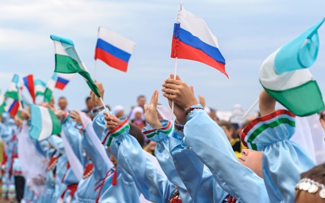 День России: Триколоры и традиции от Красноармейска до Владивостока