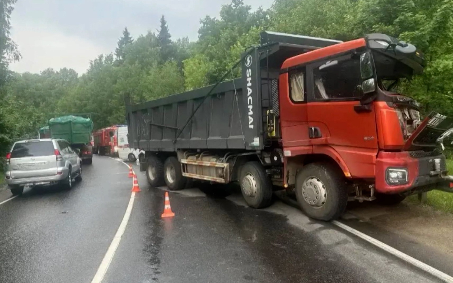 Крупное ДТП под Звенигородом: грузовик протаранил микроавтобус