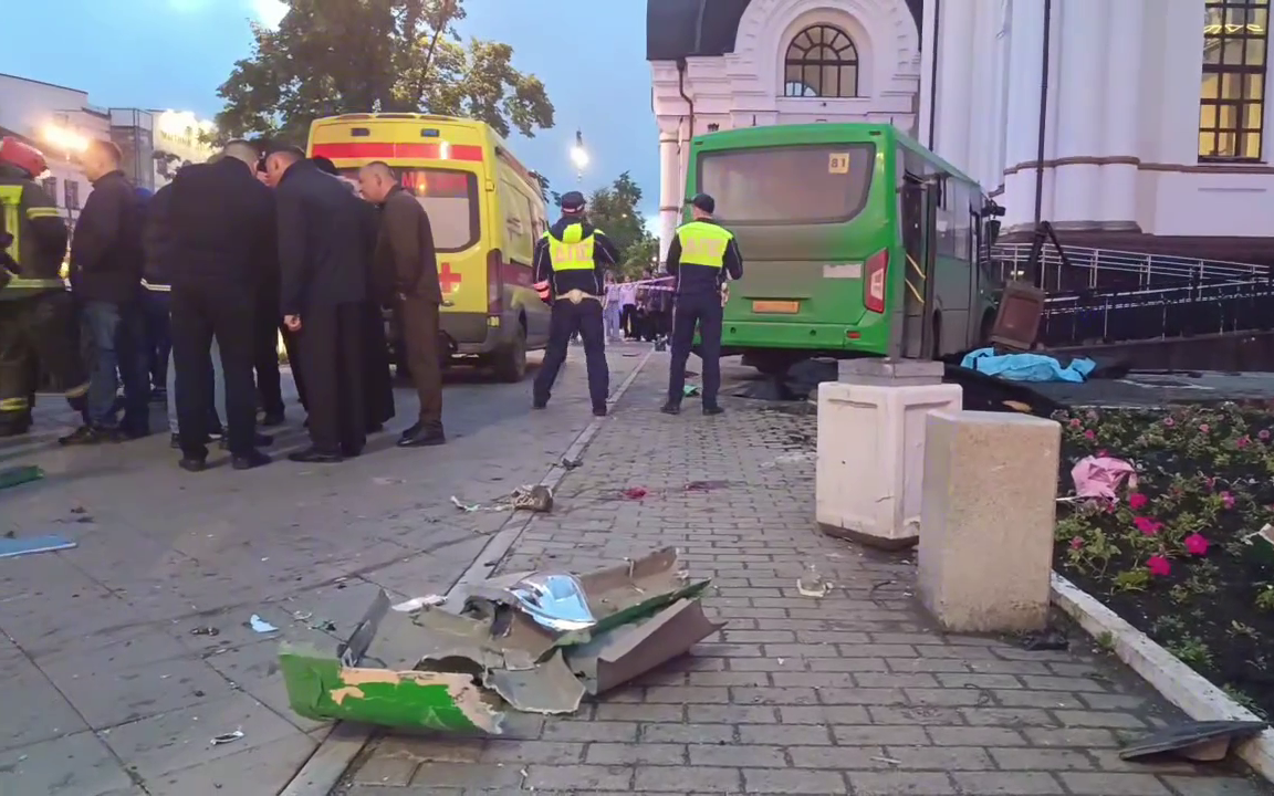 Трагедия в Екатеринбурге: в ДТП с автобусом погибли четыре человека, в том числе 9‑летний мальчик и его мама
