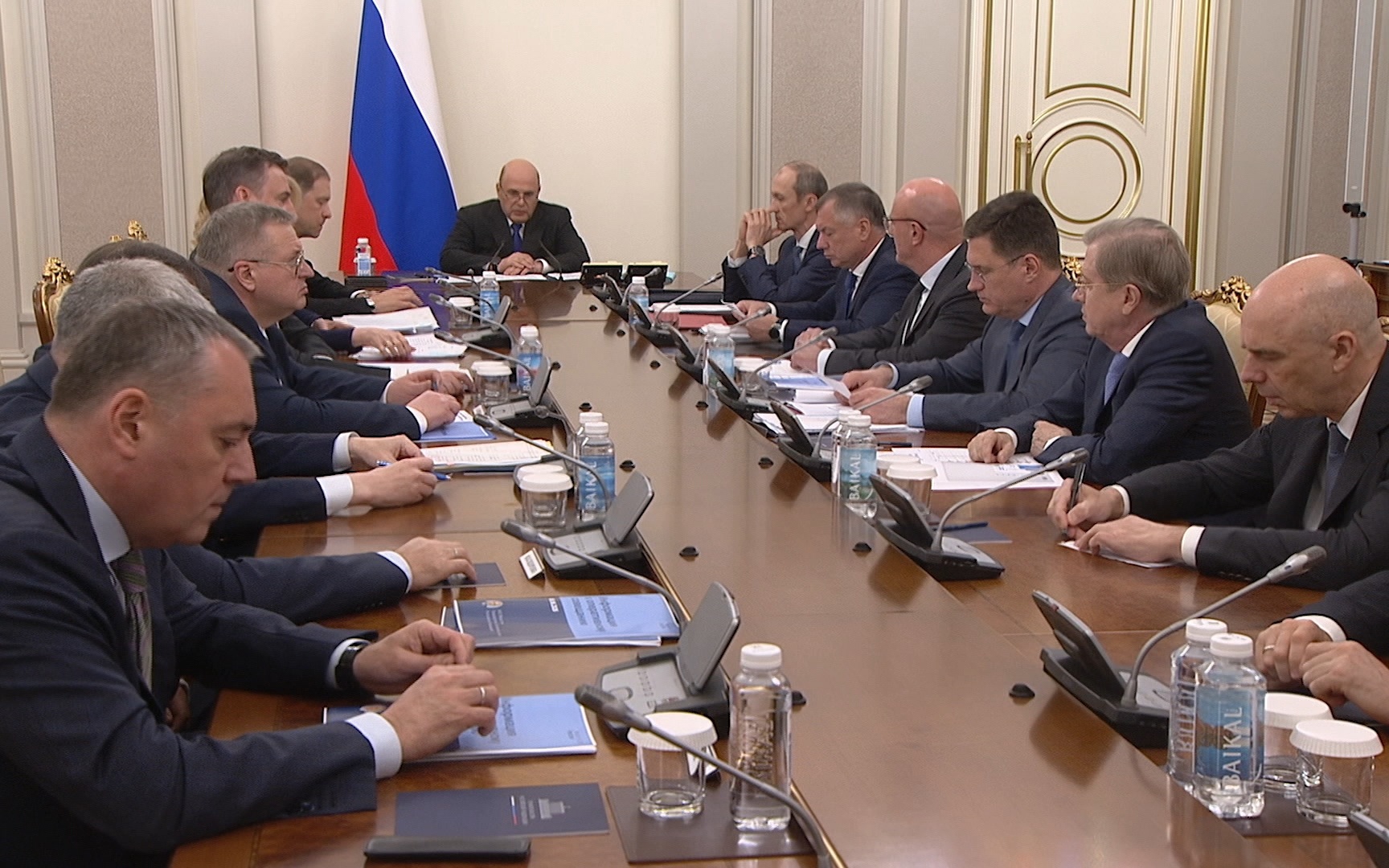 Курс на экономический рост и поддержка регионов