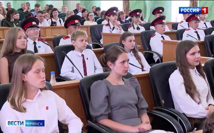 В Брянске накануне Дня России вручили первые паспорта юным жителям региона