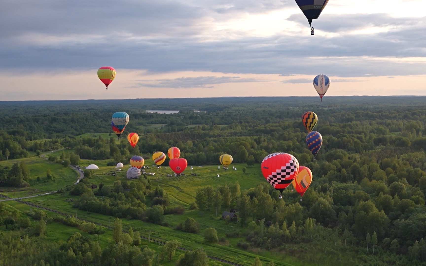 30-я Международная встреча воздухоплавателей в Великих Луках: несмотря на ветер, полеты состоялись