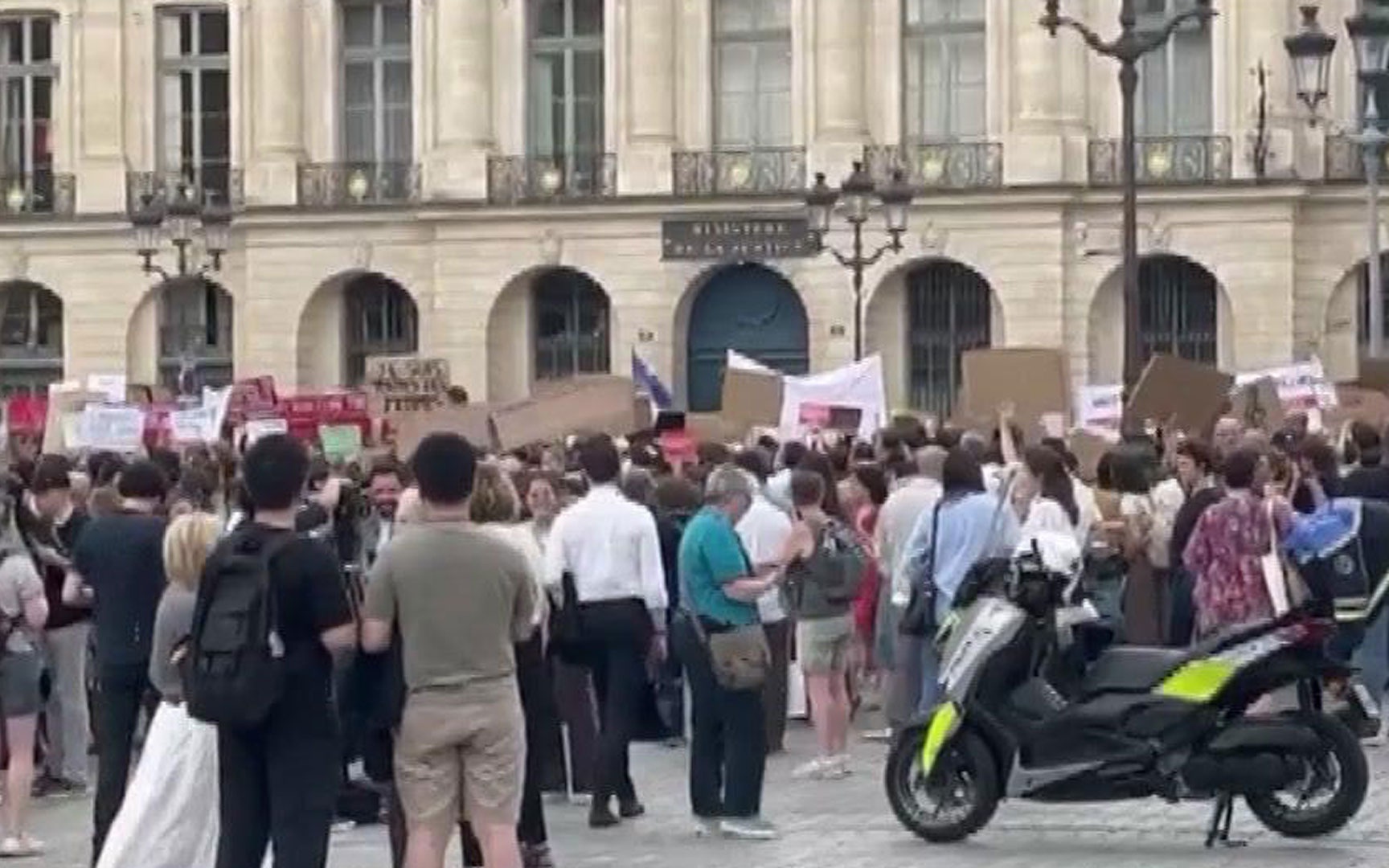 Убийство 11-летней девочки спровоцировало массовые протесты в Париже