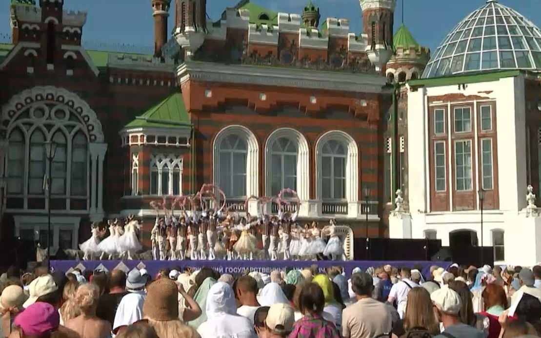 В замке Шереметева под открытым небом показали балет «Спящая красавица»
