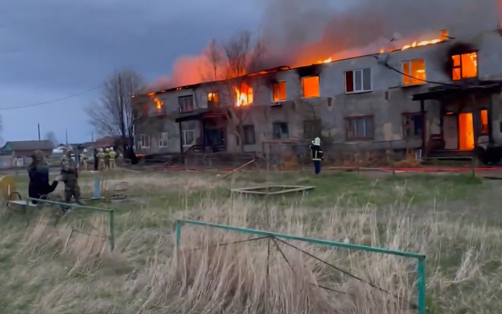Пострадавшие в крупном пожаре в поселке Ола получат по 100 тысяч рублей