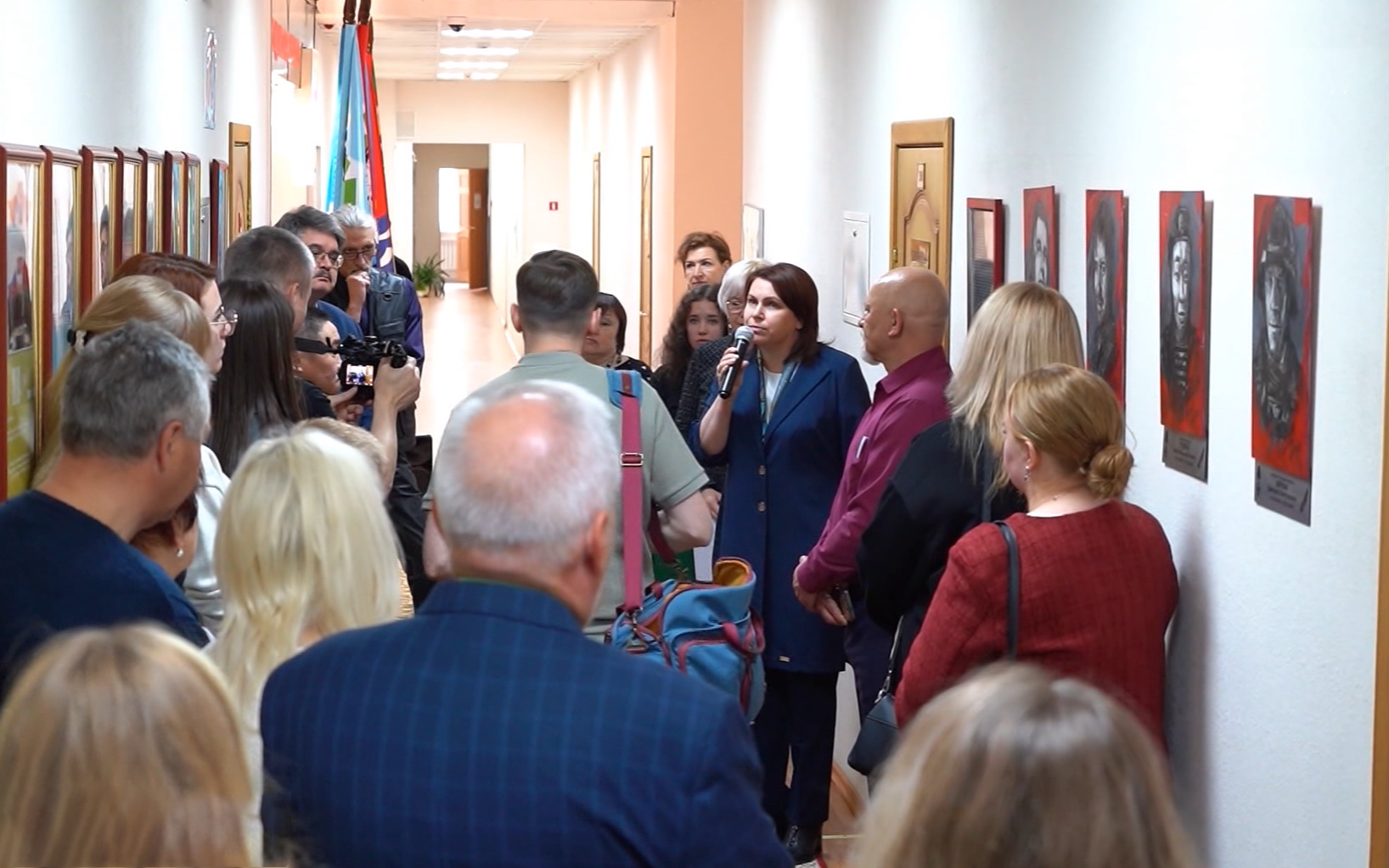 20 портретов героев СВО художника Владимира Мягкова теперь выставлены в Магаданской областной Думе
