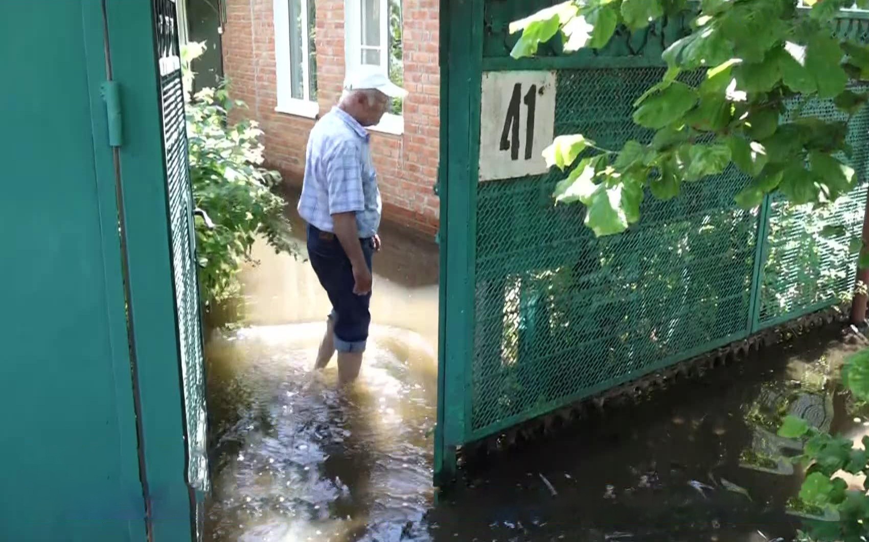 На Кубани продолжается борьба с наводнением: уровень воды снижается медленно, начата эвакуация жителей