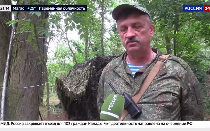 Артиллеристы используют традиционные укрытия для защиты.