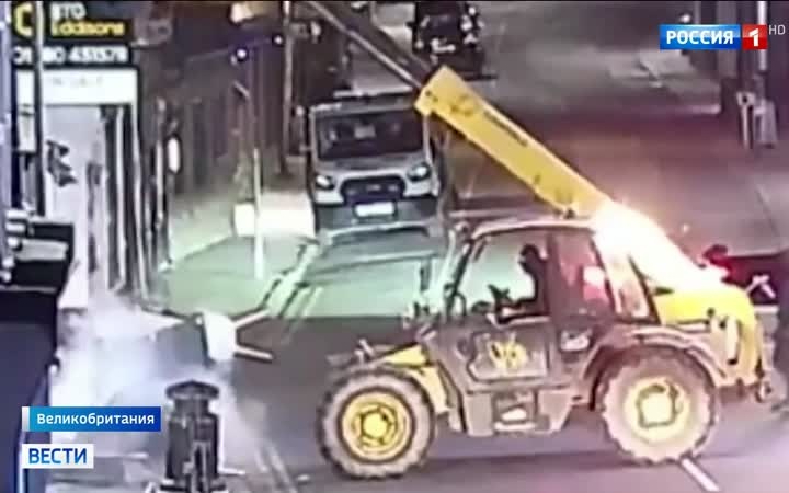 Банда ограбила банк в Великобритании с помощью экскаватора.