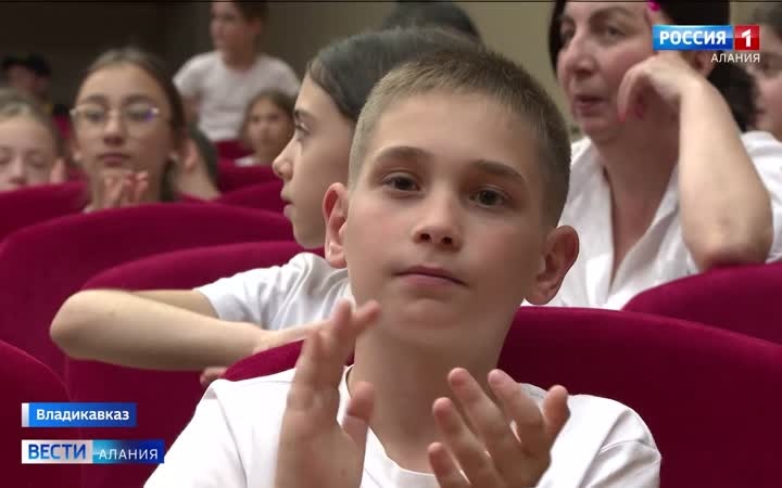 Во Дворце детского творчества прошел конкурс хоровых песен народов России «Битва хоров» детского лагеря «Фидан»