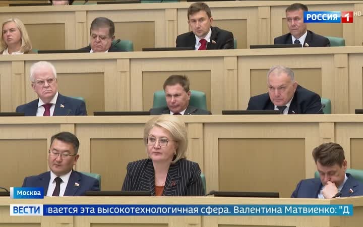 Совет Федерации одобрил закон о детских сим-картах и ограничил количество банковских карт на одного человека.