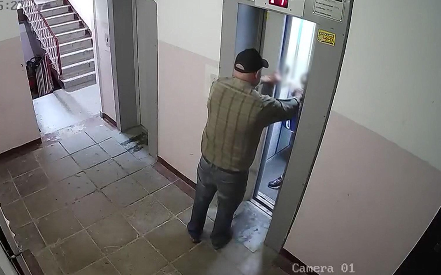 "Не понравилось, как посмотрел": во Владивостоке изверг жестоко избил подростка-боксера в лифте