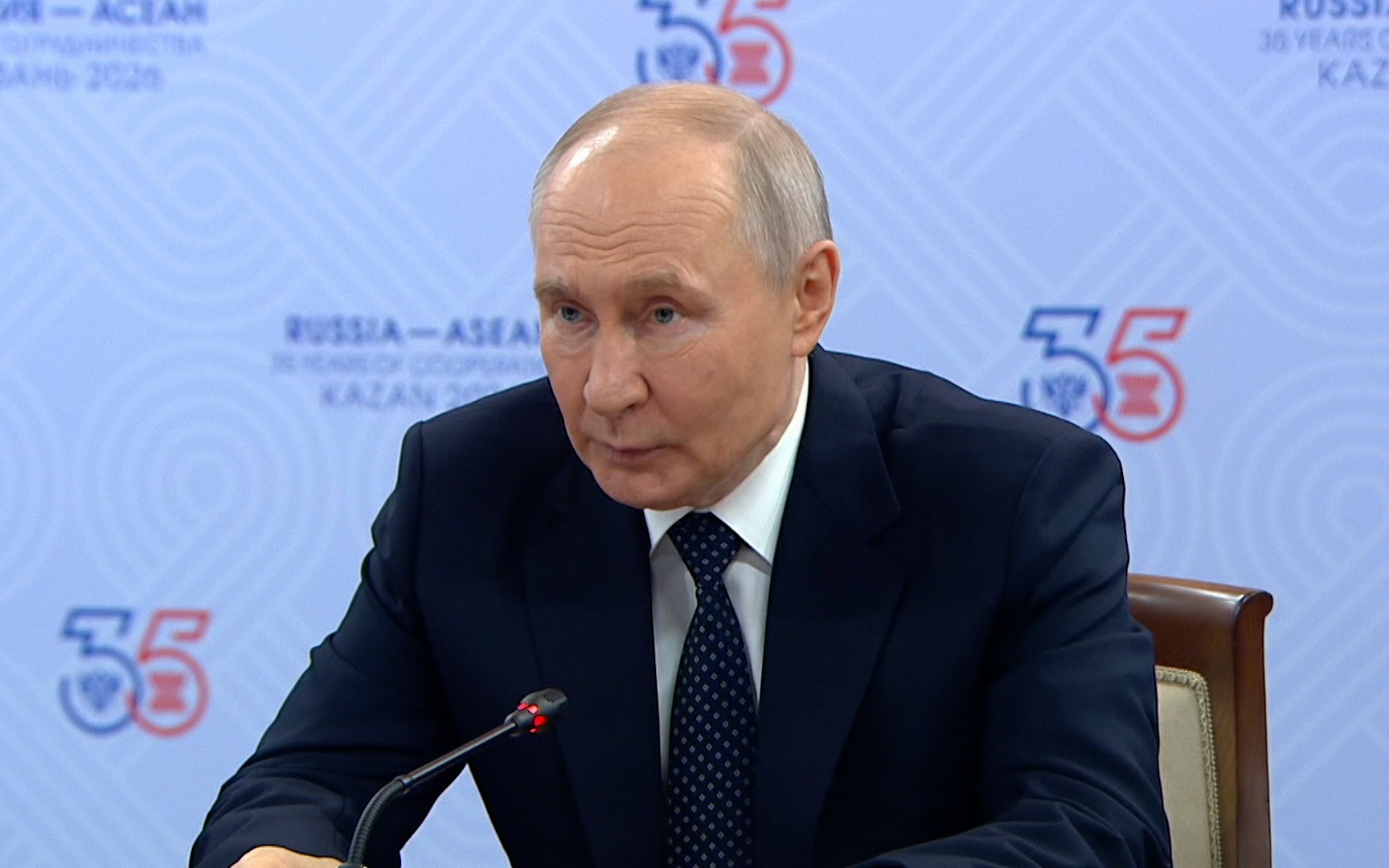 Владимир Путин проводит ключевые встречи на саммите Россия-АСЕАН в Казани, украинский дрон атаковал автобус с детьми из Белоруссии, а армия России освободила Кутузовку.