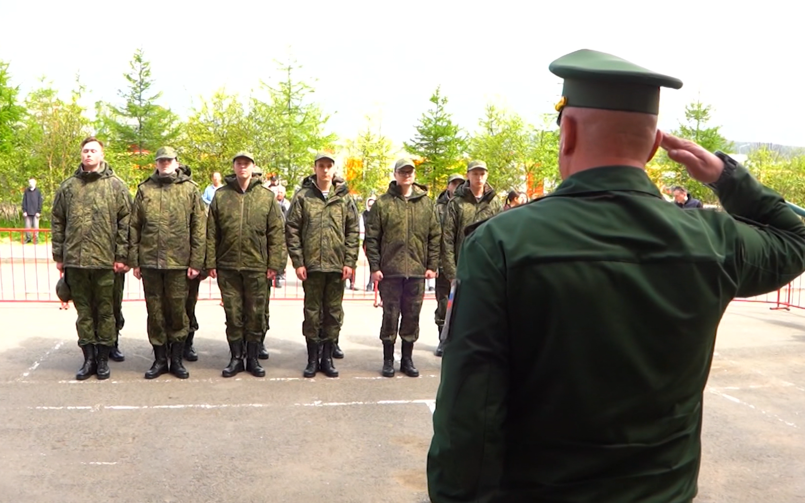 На срочную службу проводили 11 новобранцев из Магаданской области