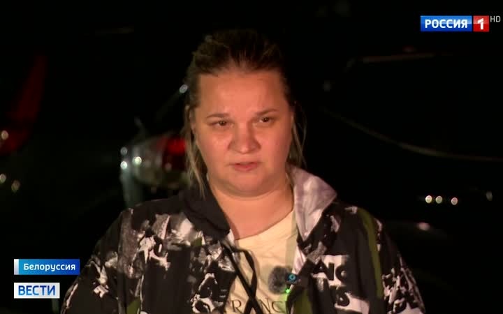 Эвакуация пострадавших детей после атаки на автобус в Брянской области