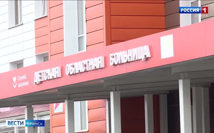 Егор Ковальчук навестил пострадавших детей в больнице