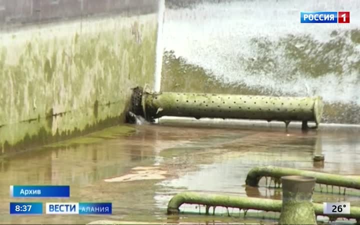 Коммунальщики проводят плановую чистку городских фонтанов