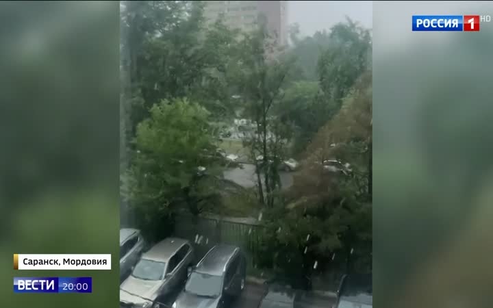 На Камчатке предупредили об опасности цунами после серии землетрясений. Снег в Забайкалье и град в Саранске поразили жителей. Казань затопило ливнем, а в Красноярском крае бушуют масштабные лесные пожары.