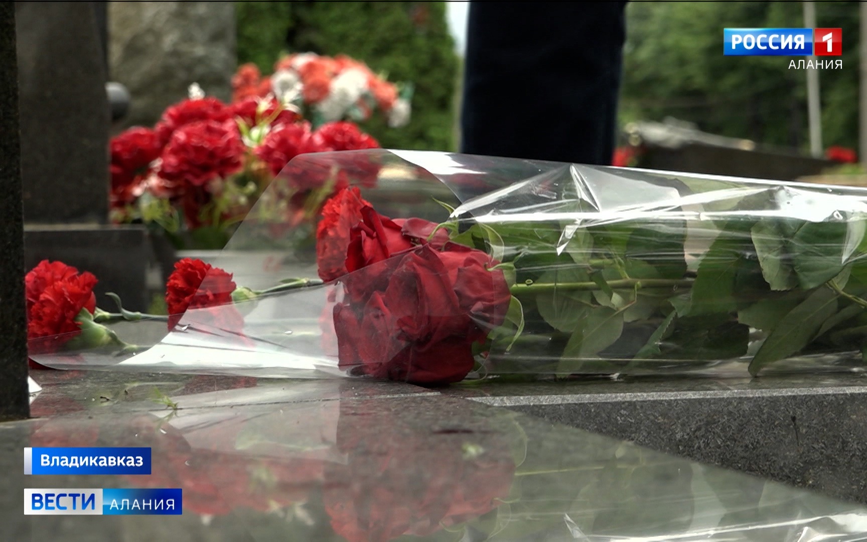Церемония возложения цветов сегодня прошла у мемориала Солтанбеку Таболову на Аллее Славы