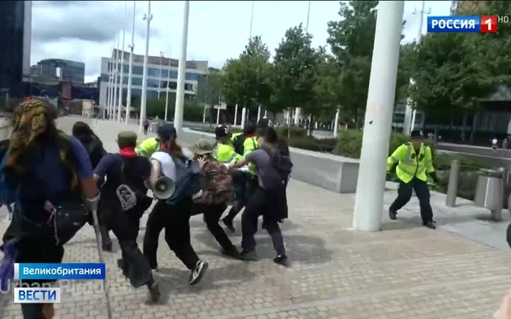 В Бирмингеме предотвращены столкновения между протестующими против нелегальной иммиграции и радикальными левыми