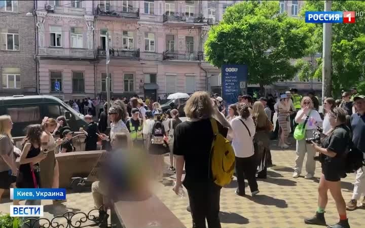 Конфликт на "Площади украинских героев": ЛГБТ-активисты и националисты под воздушной тревогой