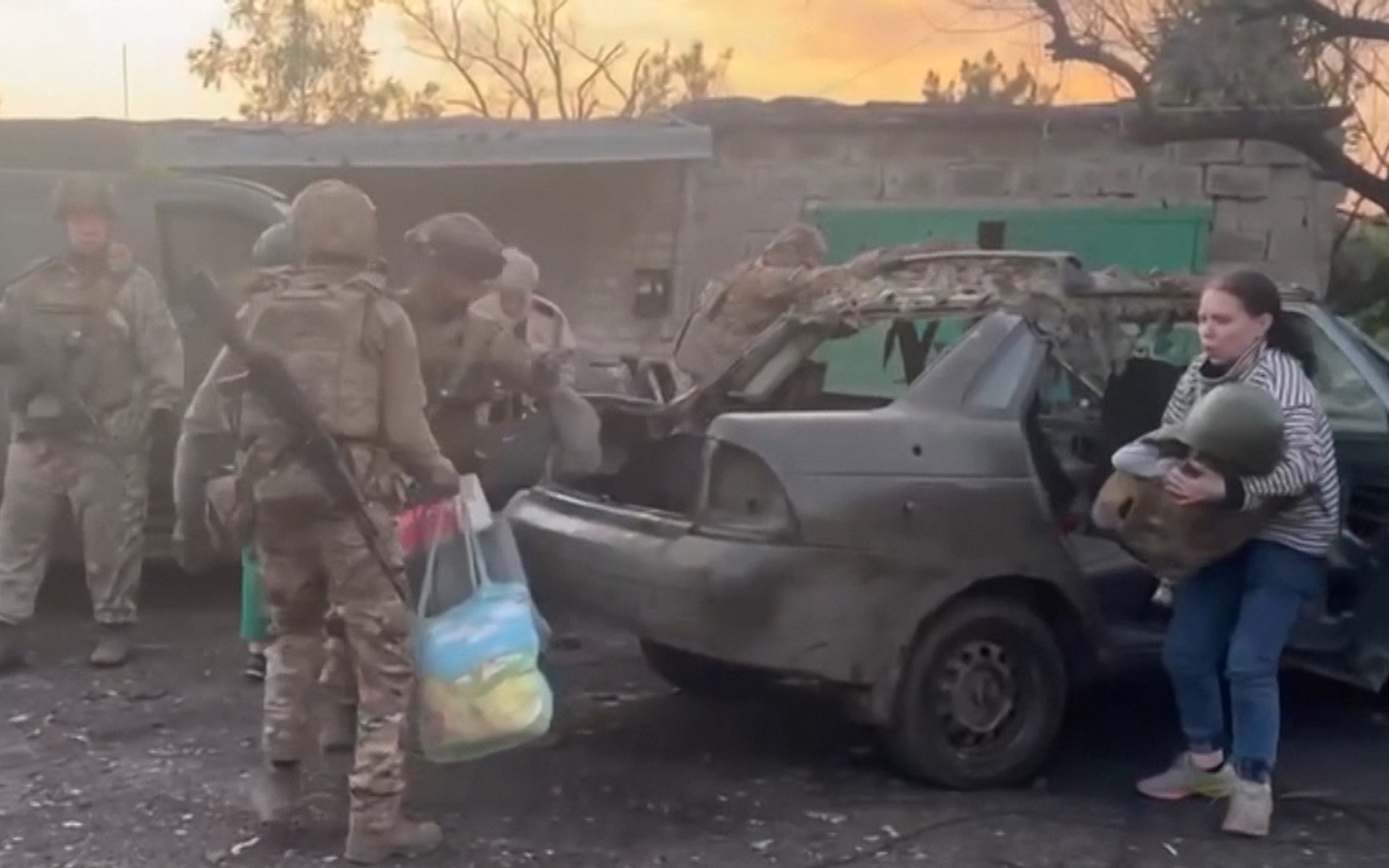 Военные спасли детей и их бабушку из-под обстрелов в городе Родинское