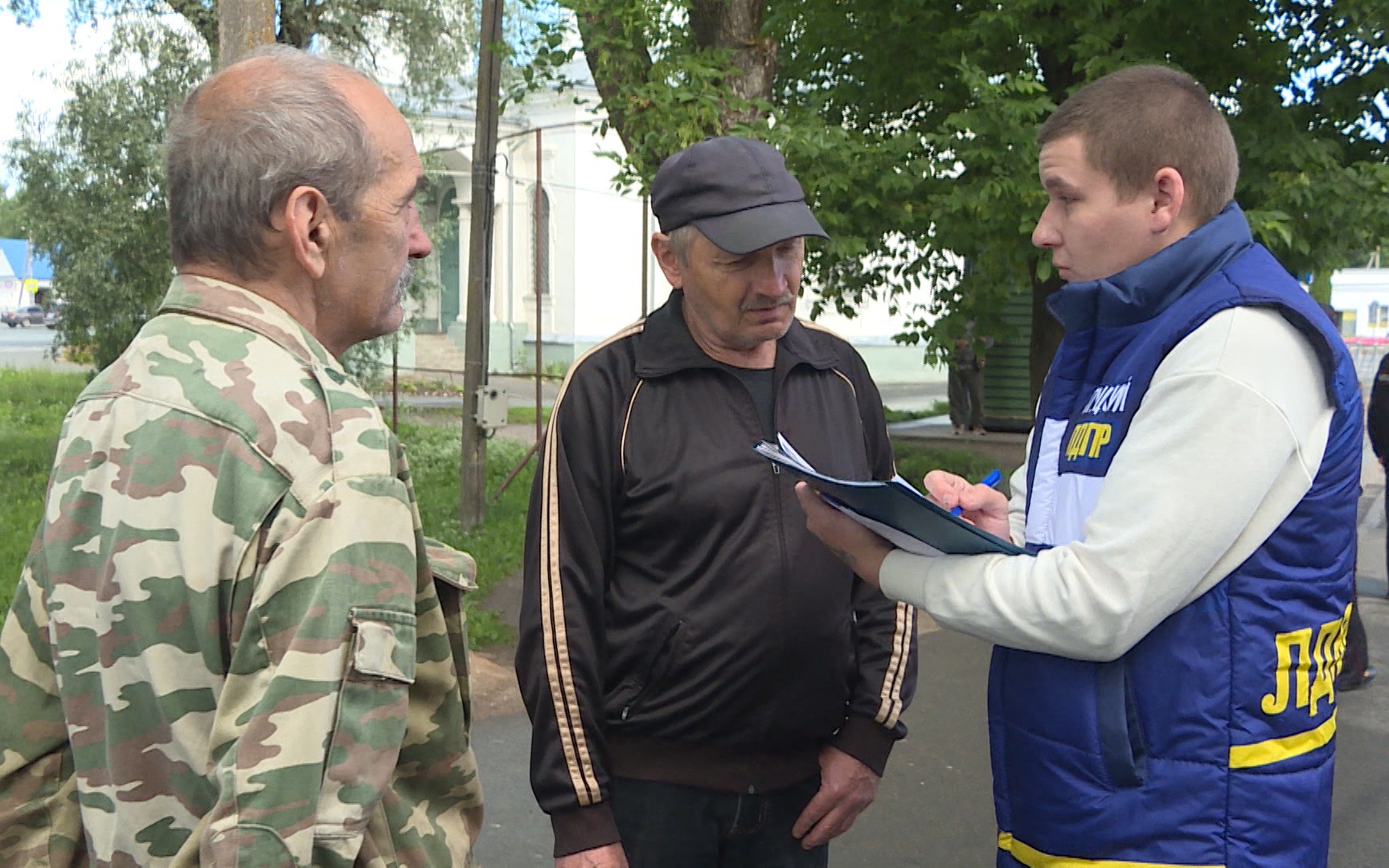 "Не первый год работаем в таком формате": депутаты ЛДПР выслушали проблемы островичей