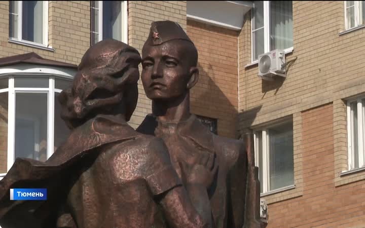 Почетный караул выставлен у памятника в Сквере Прощания в Тюмени